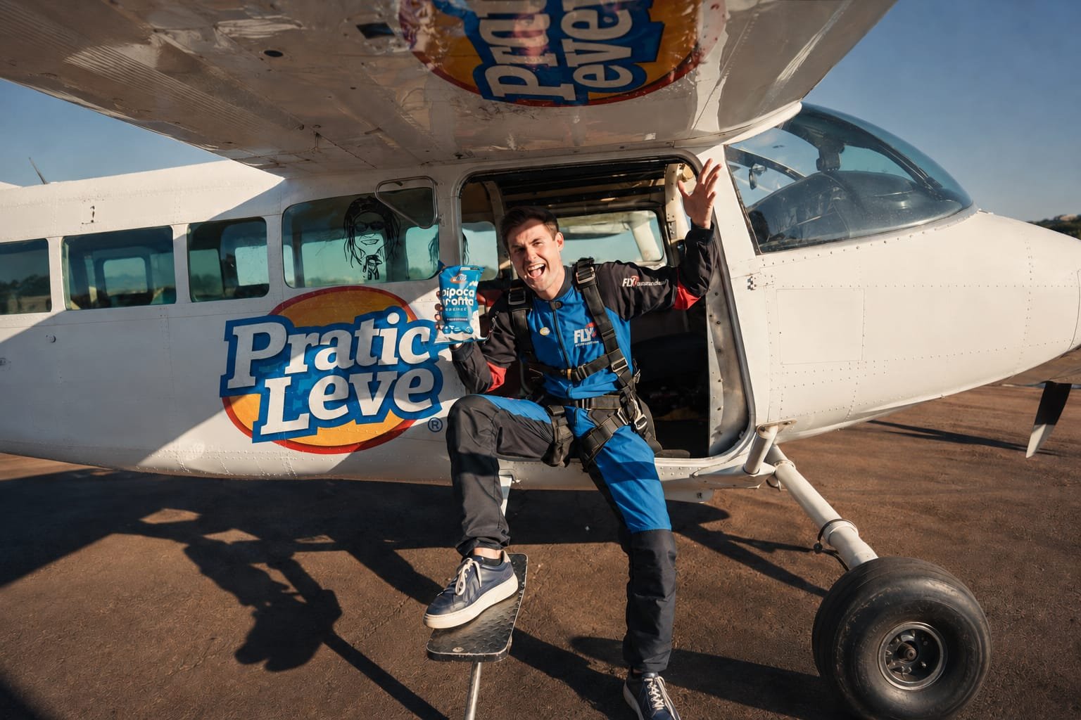 Rezende leva publicidade a outro nível em ação da Pratic Leve nos céus