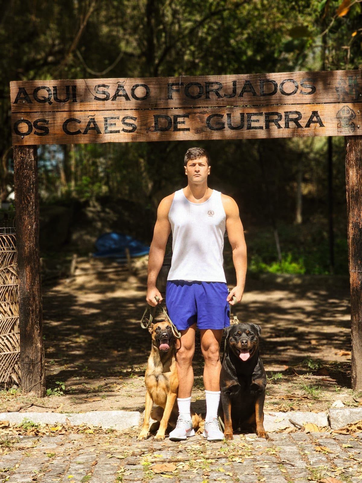 Fuzileiro Naval Lucas Oliveira conquista certificação internacional com o cão de guerra Quill e lança livro