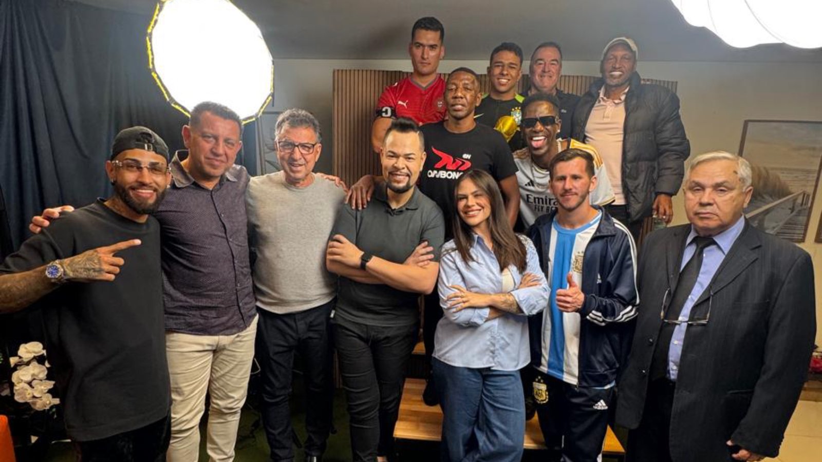 Café Com Benefícios Debate Os Bastidores Da Copa Do Mundo De 2026 Em Episódio Especial Com Grandes Nomes Do Futebol E Sósias De Craques Nacionais E Internacionais