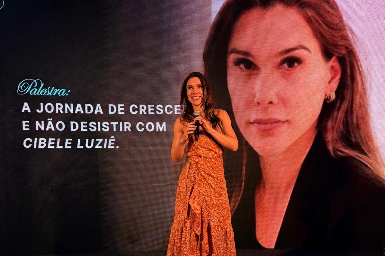 Cibele Luziê relata trajetória de erros, recomeços e expansão durante palestra