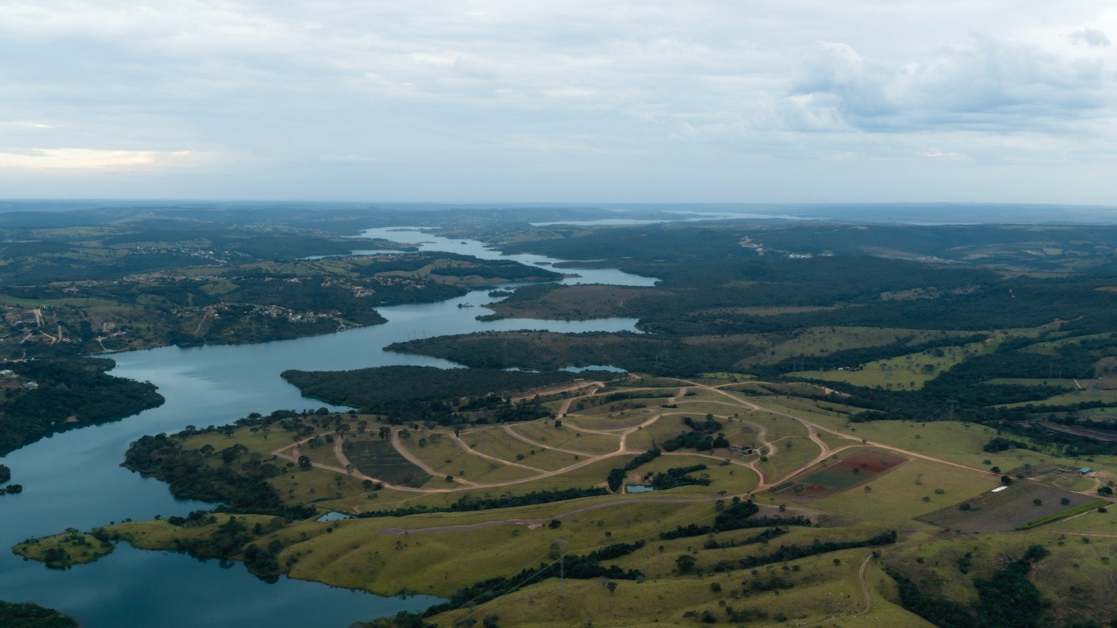 O canteiro como argumento: por que a Fazenda do Lago mostra a obra antes de mostrar a planta